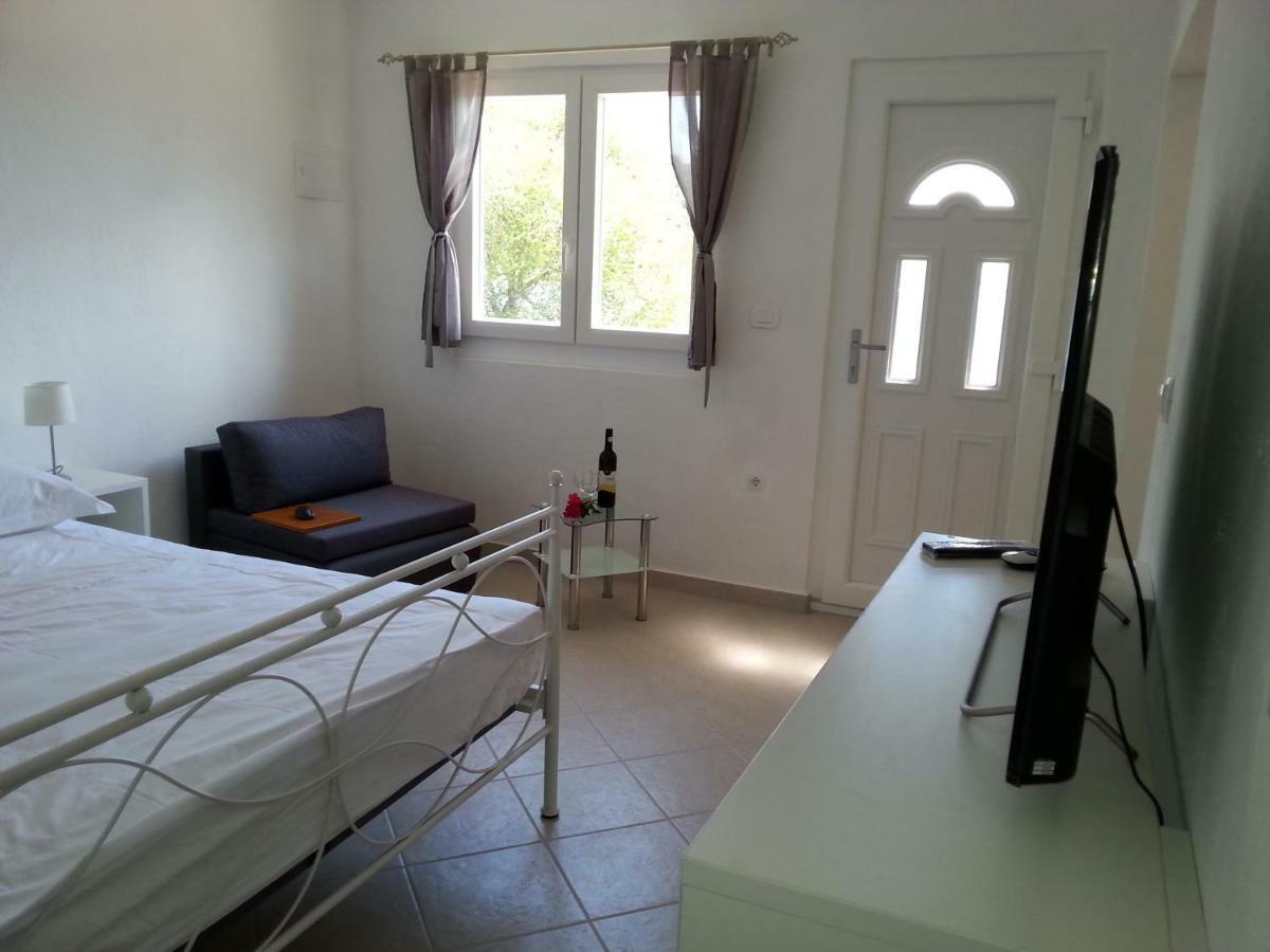 Studio Apartment Luce Марина Екстериор снимка