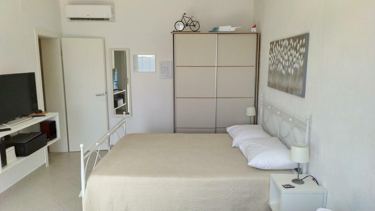 Studio Apartment Luce Марина Екстериор снимка