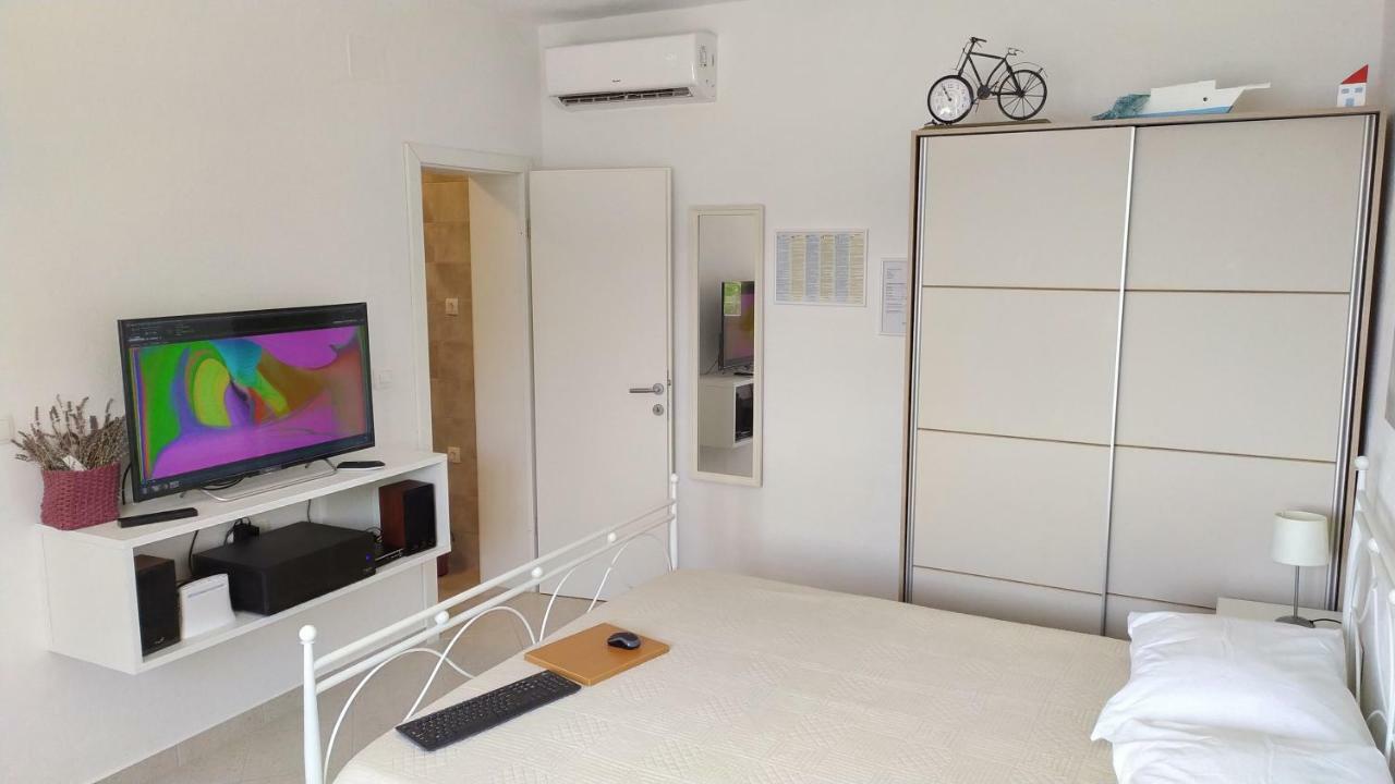 Studio Apartment Luce Марина Екстериор снимка